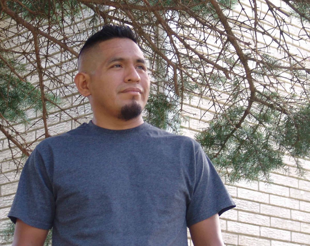 Adolfo Luis Téllez, dueño de ALT Landscaping, trabajando en una propiedad de Milwaukee